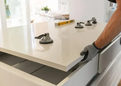 Colocación de una encimera nueva de cuarzo sobre los muebles existentes de una cocina (imagen ilustrativa)