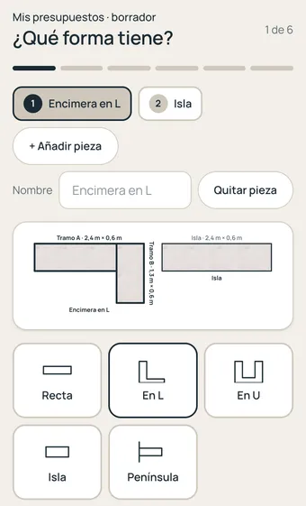 Presupuestador online de Kitchenmania en el móvil: una encimera en L y una isla dibujadas en el mismo presupuesto